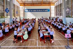Học sinh Trường Tiểu học Lý Tự Trọng tham gia Hội khỏe Phủ Đổng cấp trường, bộ môn cờ vua.