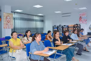 Khai giảng lớp đào tạo ngắn hạn Chăm sóc da tại Trường Cao đẳng Thương mại. 