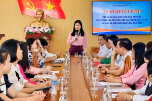 Bà Lê Thị Bích Thuận, Giám đốc Sở GD&ĐT Đà Nẵng phát biểu tại buổi trao quyết định tiếp nhận GV các trường nội trú biên giới. 