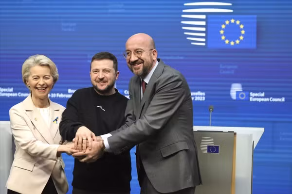 Chủ tịch Ủy ban Châu Âu Ursula von der Leyen, Tổng thống Volodymyr Zelensky và Chủ tịch Hội đồng Châu Âu Charles Michel sau hội nghị thượng đỉnh EU tại Brussels.