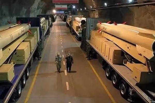 Kho tên lửa đạn đạo ngầm của Iran.