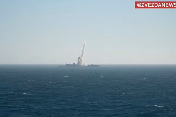 Chiến hạm Nga phóng tên lửa Zircon trong tập trận Zapad 2025.