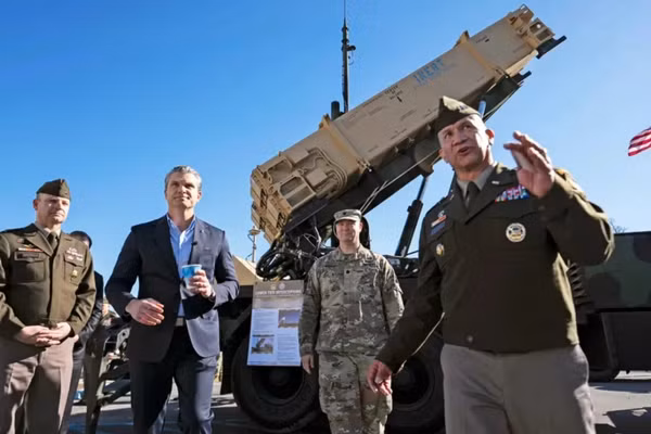 Bộ trưởng Quốc phòng Mỹ Pete Hegseth thăm một đơn vị Patriot.