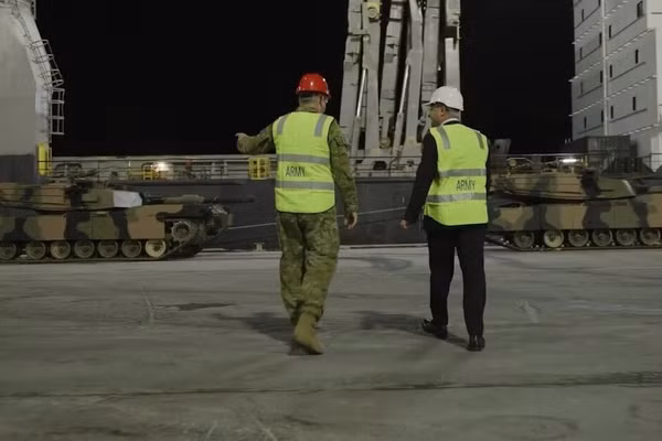 Xe tăng Abrams được Australia chuyển cho Ukraine.