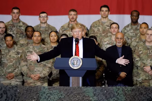Tổng thống Donald Trump thăm căn cứ Bagram năm 2019.