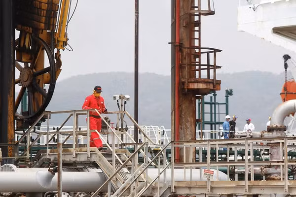 Công nhân Venezuela tại nhà máy lọc dầu El Palito.