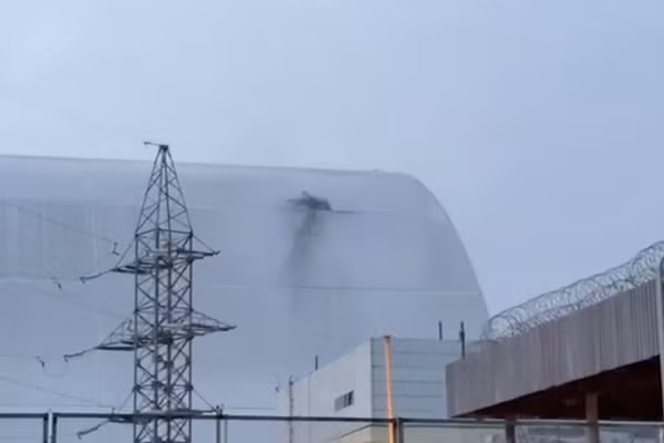 Mái vòm che nhà máy Chernobyl bị tấn công, ngày 15/2/2025.