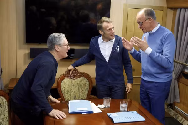 Thủ tướng Anh Keir Starmer, Tổng thống Pháp Emmanuel Macron và Thủ tướng Đức Friedrich Merz trên chuyến tàu hướng đến Kiev.