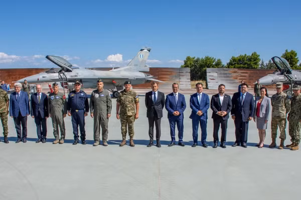 Tiêm kích F-16.
