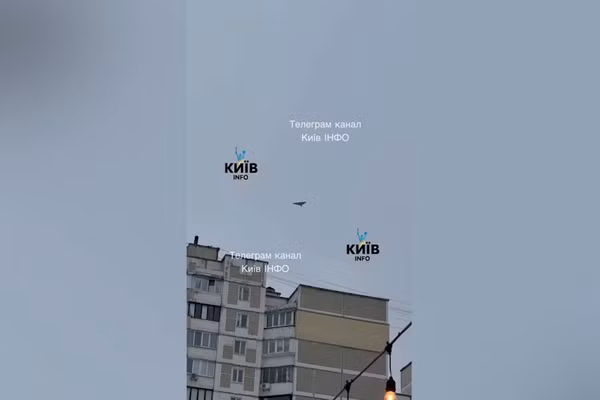 UAV bay lượn trên bầu trời Kiev.