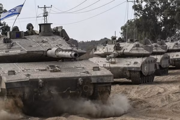 Xe tăng Israel tiến vào Gaza.