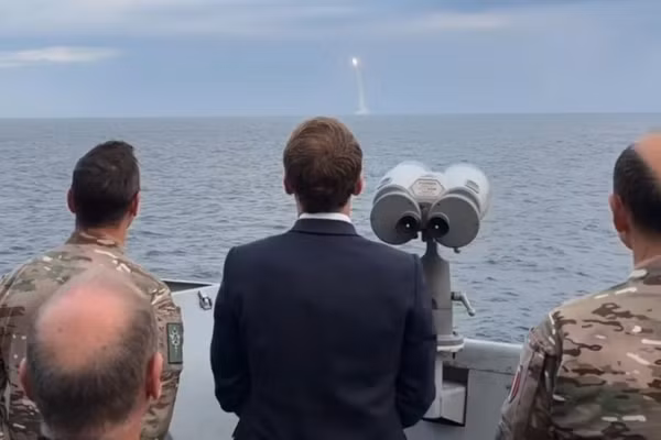 Tổng thống Macron theo dõi vụ phóng thử tên lửa M51.3.
