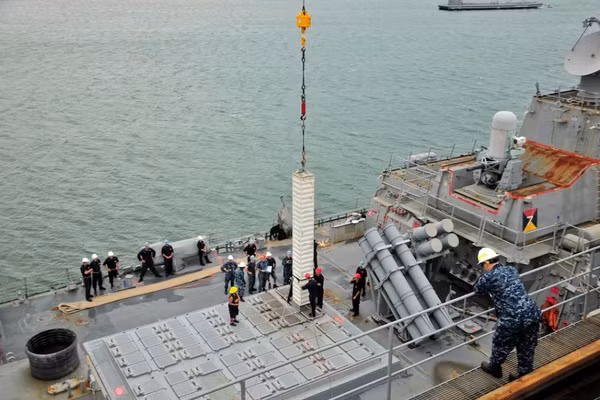 Nạp tên lửa Tomahawk vào khu trục hạm Arleigh Burke.