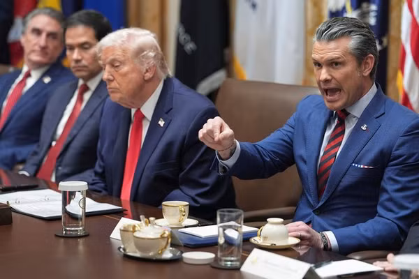 Bộ trưởng Chiến tranh Mỹ Pete Hegseth trong một cuộc họp cùng Tổng thống Trump.