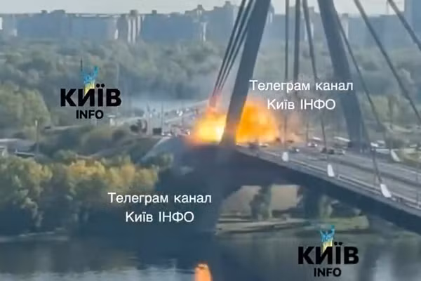 Khoảnh khắc UAV Nga tấn công cây cầu chiến lược tại Bắc Kiev.