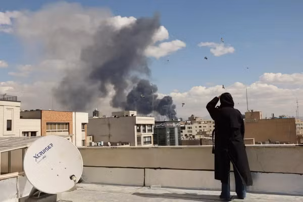 Khói bốc lên từ hiện trường vụ không kích của Mỹ vào Tehran.