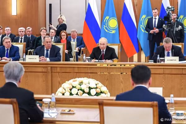 Tổng thống Nga Vladimir Putin trong cuộc đàm phán Nga-Kazakhstan tại Cung điện Độc lập ở Astana.