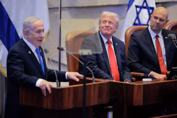 Tổng thống Trump lắng nghe bài phát biểu của Thủ tướng Netanyahu tại Quốc hội Israel.