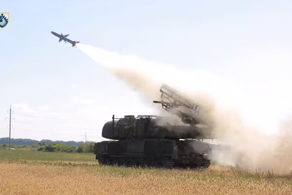 Tên lửa AIM-7 được phóng từ hệ thống Buk.