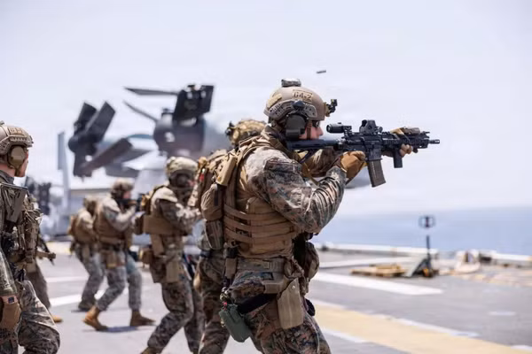 Lính thủy đánh bộ Mỹ huấn luyện bắn đạn thật trên boong tàu tấn công đổ bộ USS Tripoli.