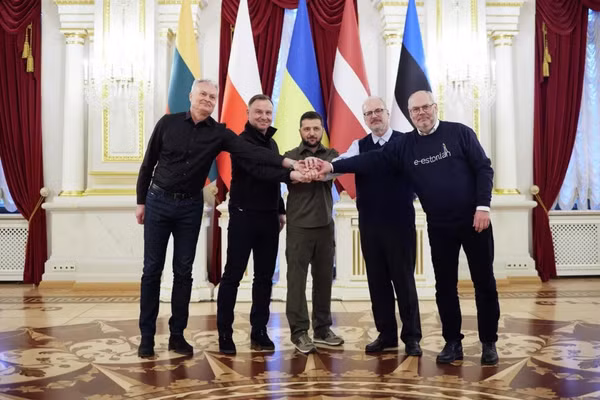 Tổng thống Ukraine Zelensky trong cuộc gặp với các nhà lãnh đạo Ba Lan, Litva, Latvia và Estonia tại Kiev.