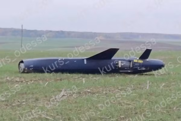 UAV phản lực Geran-5 K5-K nằm trên cánh đồng tại Odessa.