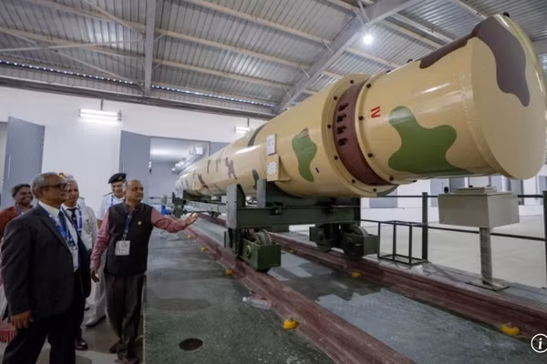 Tên lửa hành trình siêu thanh BrahMos.