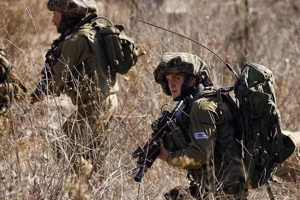 Bộ binh Israel tiến vào miền Nam Lebanon.