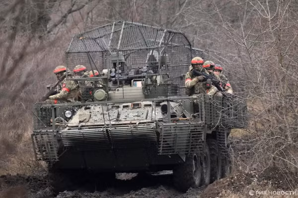 Xe bọc thép BTR-82A của Nga được chế thêm giáp lồng chống UAV.