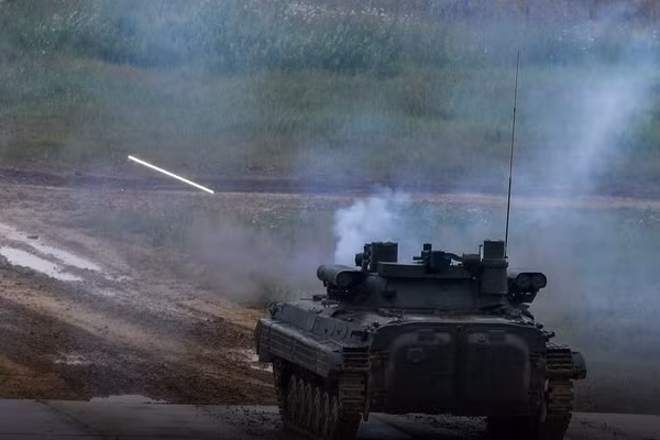 Xe BMP-2M trang bị module Berezhok bắn đạn thật.