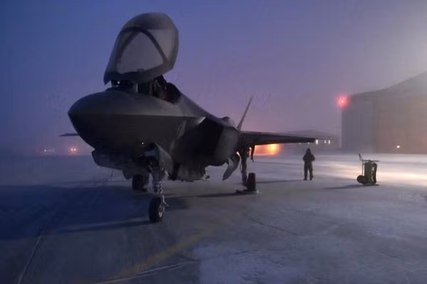 Tiêm kích F-35 của Mỹ trong một lần xuất hiện tại căn cứ Thule, Greenland.
