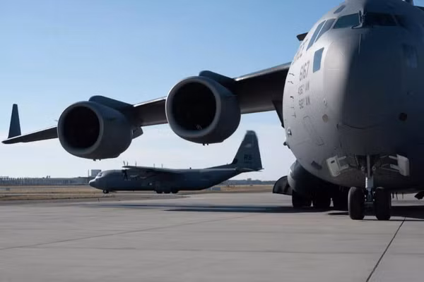 Máy bay vận tải C-17 và C-130J sẽ là oanh tạc cơ của Mỹ.