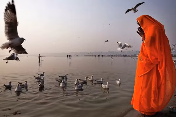 Cầu nguyện bên bờ sông Hằng ở Allahabad, Ấn Độ.