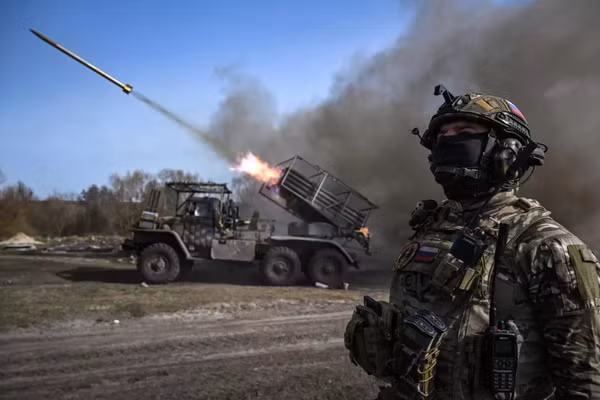 Pháo phản lực Nga tấn công lực lượng Ukraine tại Pokrovsk.