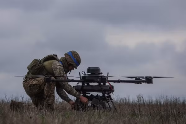 Binh sĩ Ukraine triển khai UAV FPV trên chiến trường.