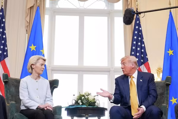 Tổng thống Mỹ Donald Trump và Chủ tịch Ủy ban Châu Âu Ursula von der Leyen trong một cuộc họp.