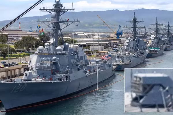 Hệ thống chống UAV Coyote được trang bị trên khu trục hạm Aegis USS Carl M. Levin của Mỹ. 
