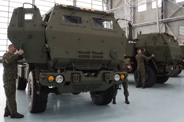 Xe mang phóng của HIMARS có thể được dùng cho dự án Nightfall.