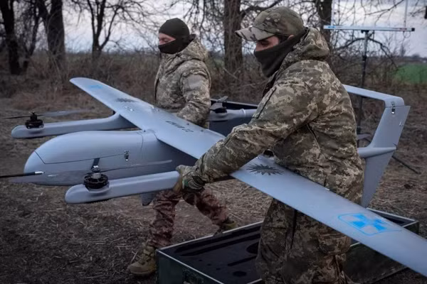 Binh sĩ Ukraine triển khai UAV trinh sát.