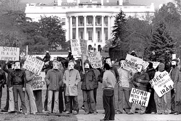 Cuộc biểu tình bên ngoài Nhà Trắng sau chuyến thăm Mỹ của ông Pahlavi, năm 1977.