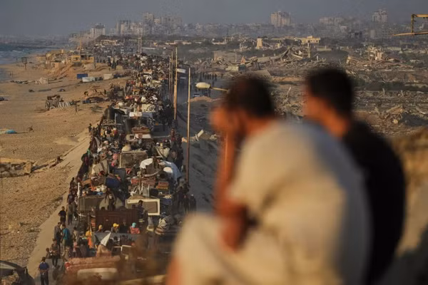 Dòng người Palestine buộc phải rời khỏi miền bắc Gaza.