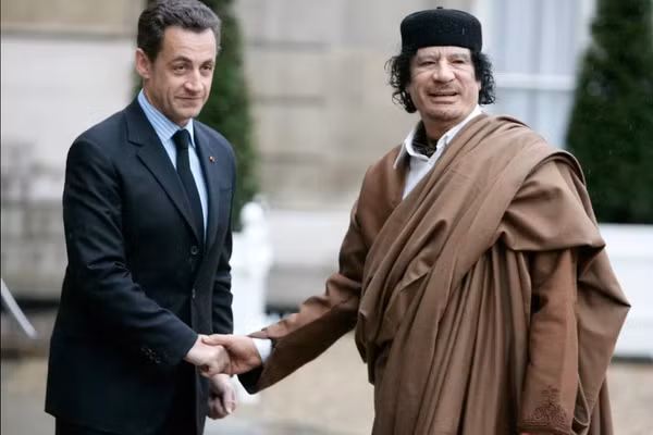Ông Nicolas Sarkozy và nhà lãnh đạo Muammar Gaddafi.