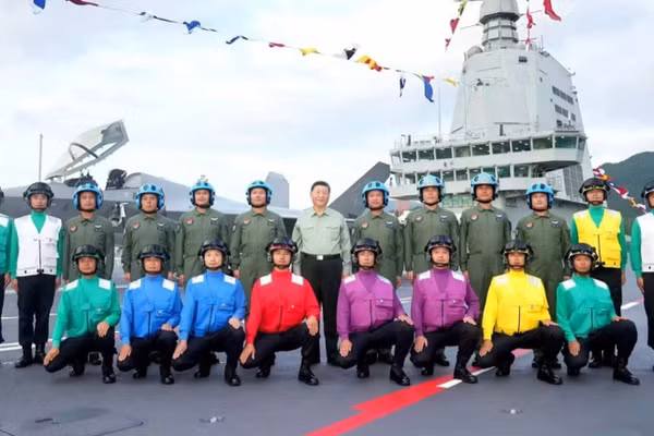 Chủ tịch Tập Cận Bình cùng các thủy thủ, phi công trên tàu sân bay Phúc Kiến tại căn cứ Tam Á hôm 5 tháng 11.