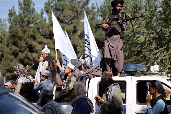 Các chiến binh Taliban tập trung tại nơi từng đặt đại sứ quán Mỹ ở Kabul để kỷ niệm 5 năm lên nắm quyền, ngày 15/8/2026.