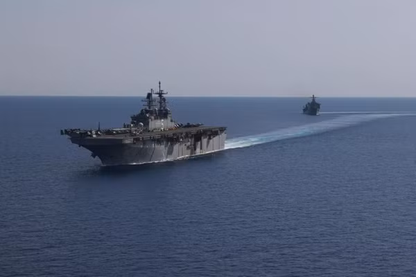 Tàu tấn công đổ bộ USS Bataan và tàu đổ bộ USS Carter Hall của Mỹ đang di chuyển qua Biển Đỏ.