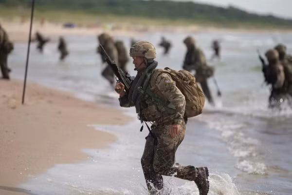 Binh sĩ Anh trong cuộc tập trận Baltops tại Palanga, Lithuania.
