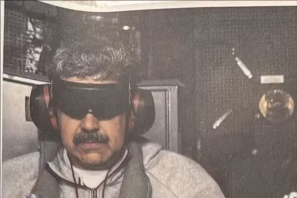 Tổng thống Maduro trên tàu USS Iwo Jima sau khi bị lực lượng Mỹ bắt cóc.