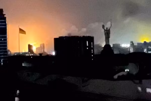 Khói lửa bao phủ thủ đô Kiev sau màn tập kích của Nga.