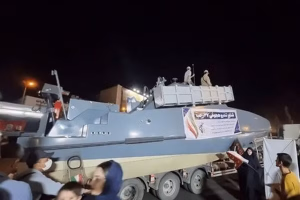 Iran ra mắt tàu cao tốc Rajab 27th.