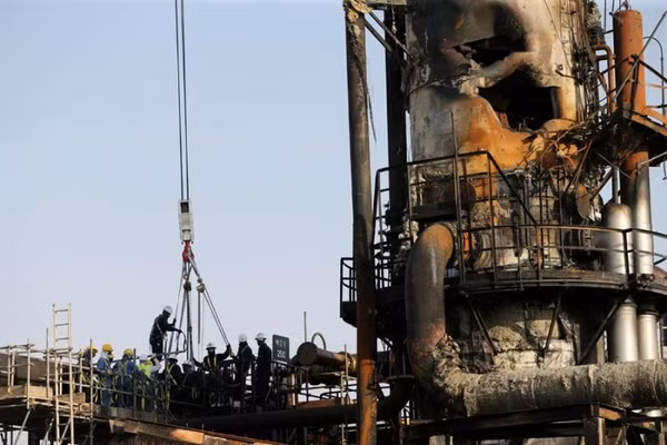 Cơ sở của Saudi Aramco bị hư hại do đòn tấn công của Houthi.